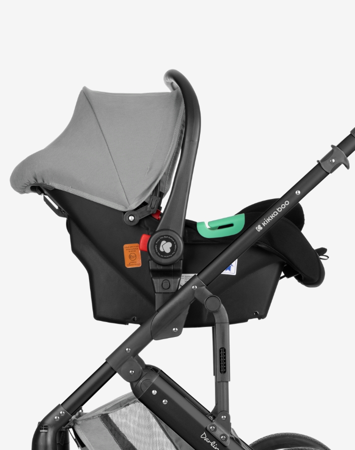 DARLING is equipped with an i-SIZE car seat certified to UN Regulation No. R129/03. It provides unparalleled safety for infants from 40 to 87 cm, ensuring they travel in maximum security.