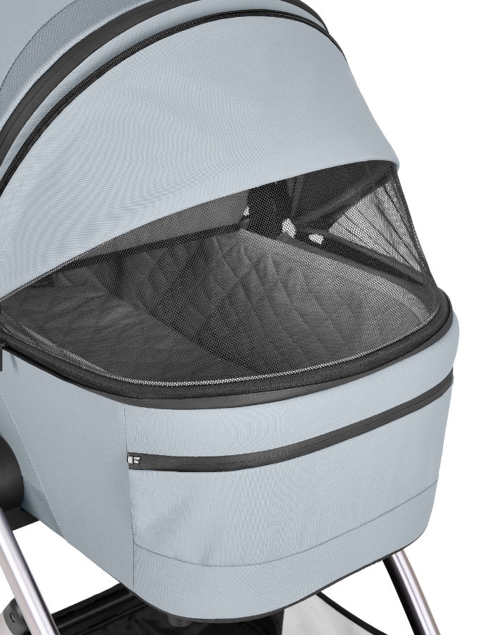 CHIARA includes a zip-open extension for extra shade, a sun visor, and a peek-a-boo window so you can keep an eye on your baby at all times.