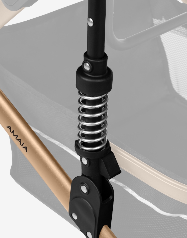 The AMAIA stroller features suspension on the chassis, thanks to which you will enjoy smooth and comfortable rides. The advanced system is designed to absorb bumps and provide a stable ride on all terrains.