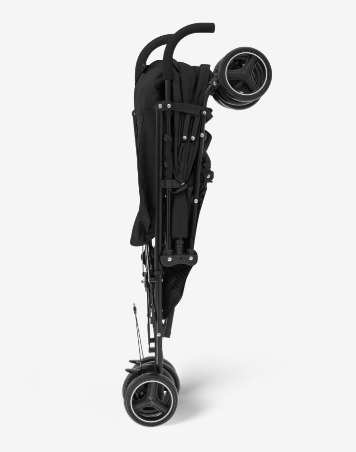 With our quick and easy 'umbrella' folding system, you can effortlessly collapse the pushchair in seconds. It also has a special lock that prevents it from unfolding when being carried.