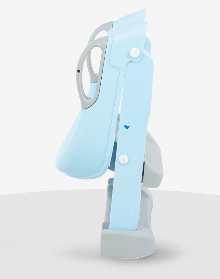 LEA features a foldable design, allowing for easy storage when not in use and making it convenient to transport or tuck away, perfect for maintaining a tidy bathroom or for travel.