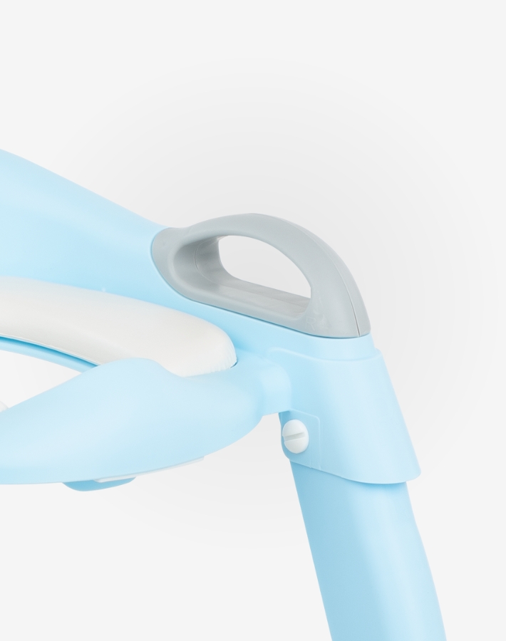 The easy-to-grasp handles, offer children extra stability as they climb up or down and helps them to feel secure during toilet training.