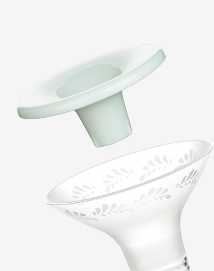 LEIA PLUS features a soft silicone funnel designed to provide a comfortable and secure fit. There is also a protector to protect it from contamination.