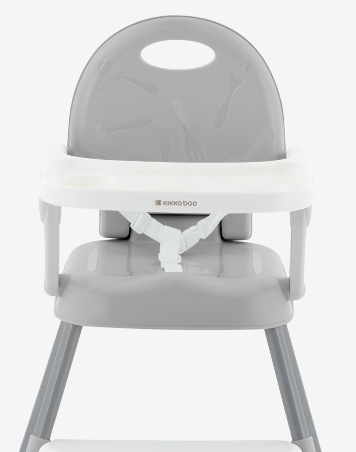 Combinando seguridad con estilo, nuestra trona cuenta con un sistema de arnés seguro de 3 puntos y un diseño liviano y elegante que se adapta maravillosamente a cualquier hogar.