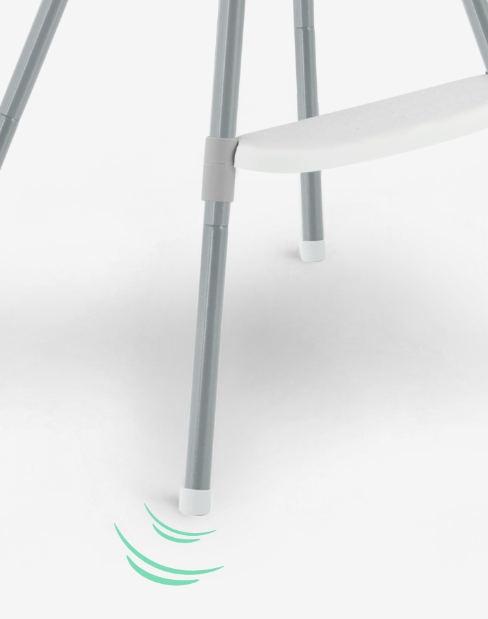 Equipada con patas antideslizantes, la trona SPOONY se mantiene firmemente en su lugar, proporcionando un área de comedor estable y segura que evita resbalones y deslizamientos durante las comidas.