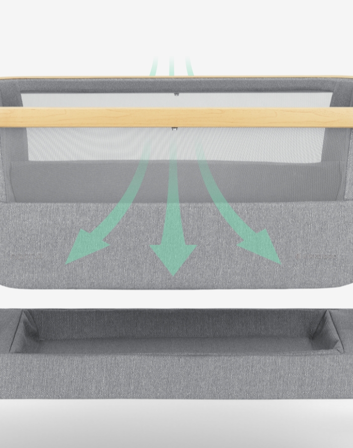 The side mesh inserts provide excellent ventilation and allow you to keep an eye on your baby at all times.