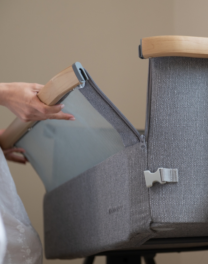The front side drops down for effortless access during the night, while the included safety strap secures the crib to your bed for added stability.