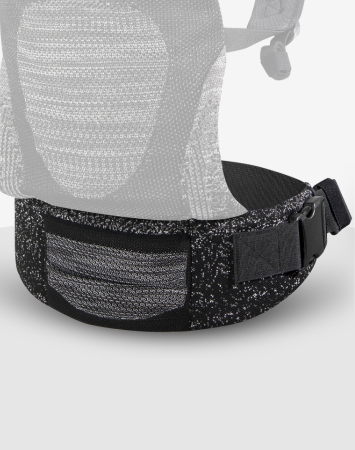 کمربند پهن به گونه‌ای طراحی شده است که وزن کودک را به طور مساوی در سراسر بدن والدین توزیع کند، فشار را کاهش دهد و راحتی را در طول مدت استفاده طولانی مدت افزایش دهد.