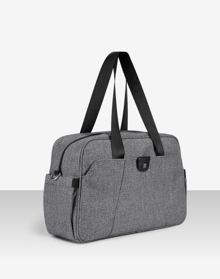 Created for modern parents, CHELSEA offers a chic, functional design. Perfect for those looking for a blend of style and practicality, this bag ensures that everything you need for walks with your little one is at your fingertips.