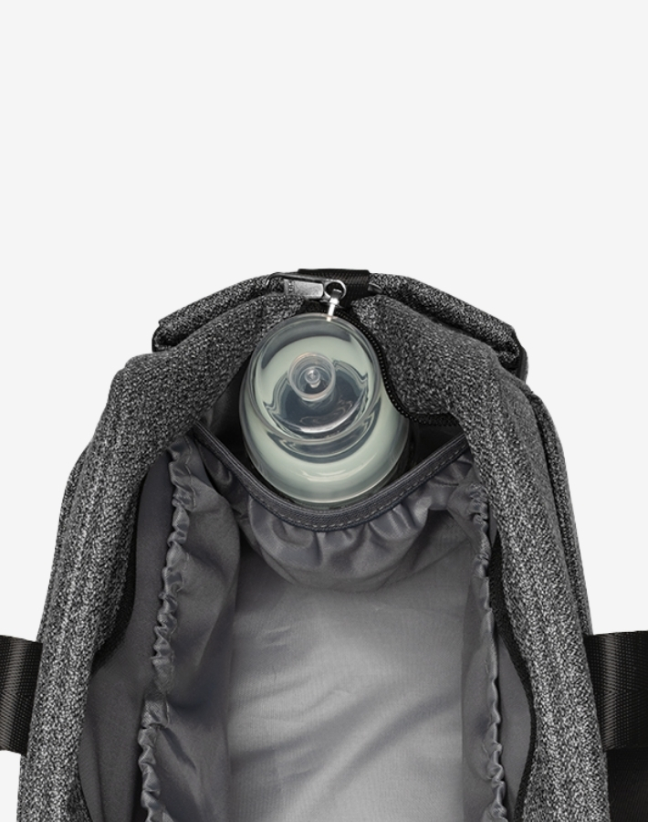 Comes equipped with 2 thermo isolated bottle departments that keep the water or milk temperature for hours.