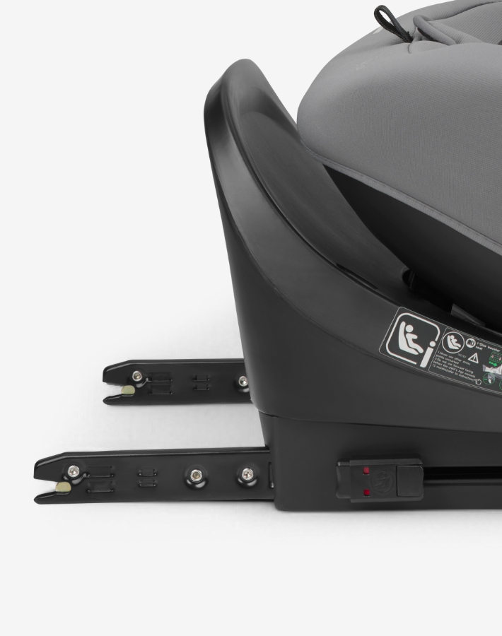 The ISOFIX system provides additional security and allows for easier and quicker installation of the car seat, ensuring it is correctly and firmly attached to the vehicle, minimizing installation errors and increasing safety.