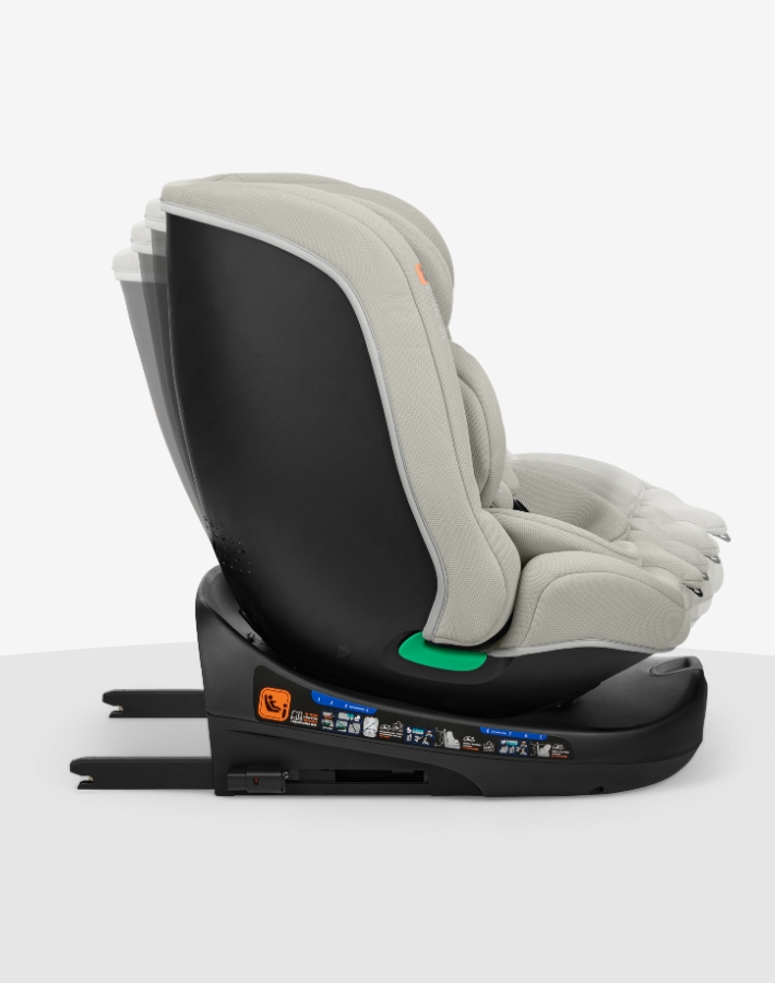 i-ROUND offers 4 recline positions in both rearward and forward-facing configurations, providing optimal comfort and safety for your child, whether they are watching the road or sleeping.