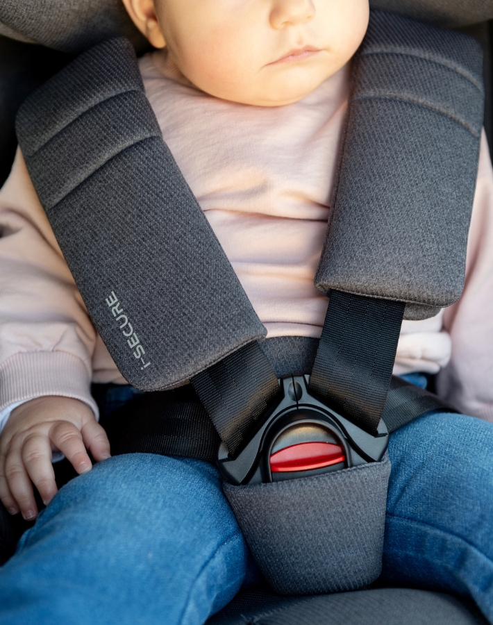 Featuring a 5-point harness system with shoulder pads and lower buckle covers, this car seat ensures your child is safely restrained while also preventing discomfort or irritation from the straps.