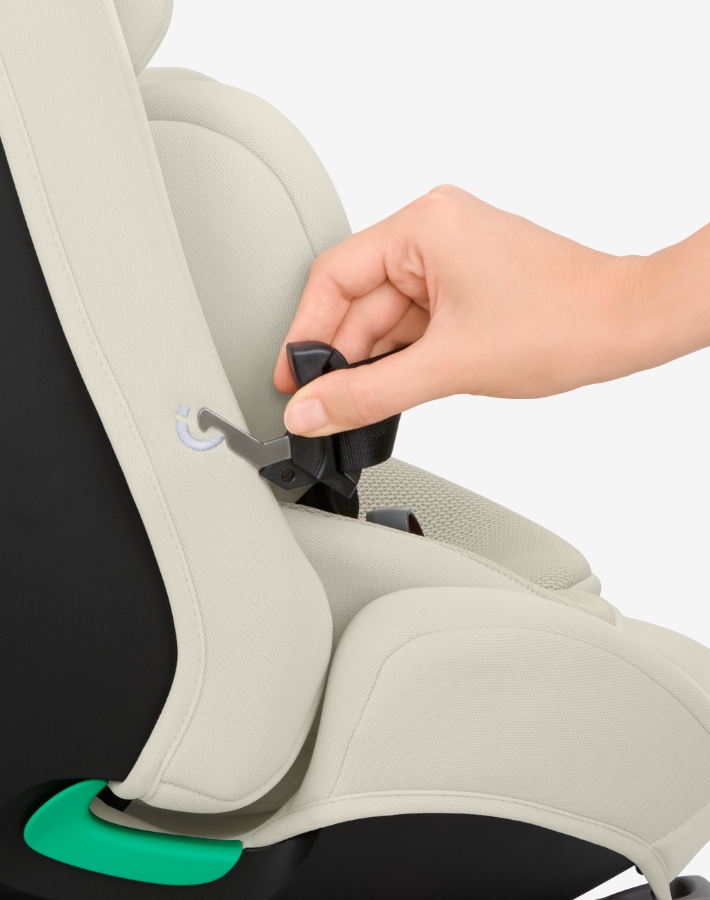 Built-in magnetic buckle holders on both sides make it easy to secure or lift your child without tangled straps.