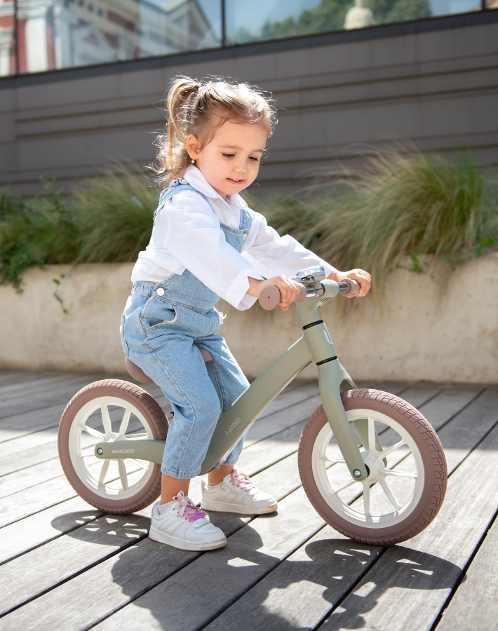 Ideal for teaching young children to keep their balance, LANSER also helps develop coordination and confidence, creating a foundation for a smooth transition to pedal bikes.