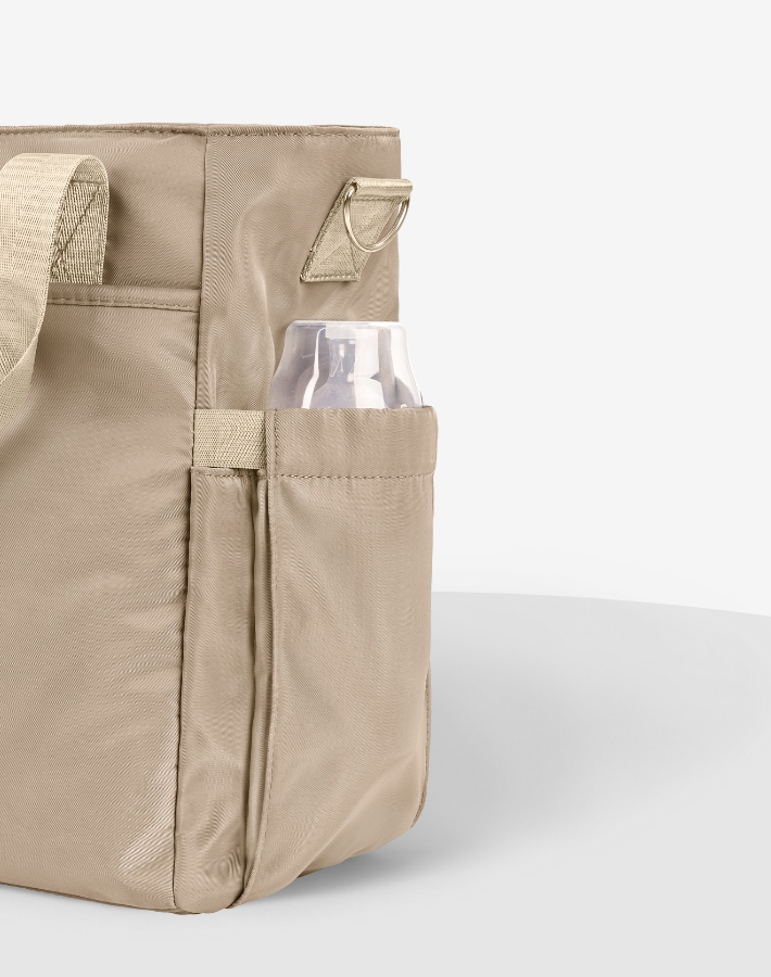 The elasticated side pockets provide additional storage options, perfect for keeping items you need to grab quickly, like bottles, snacks or pacifiers, securely in place and within easy reach.
