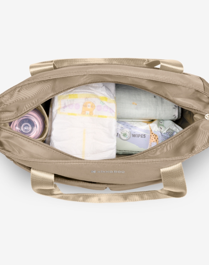 The main pocket of BRIELLE features a wide opening for easy access, organizing pockets for diapers and accessories, a water-resistant pocket for wet items, and two insulated bottle departments, making it an ideal carryall for all baby necessities.