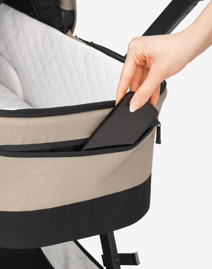 The carrycot features a convenient zip pocket at the front, perfect for keeping small essentials such as keys, phones or wipes within easy reach during your walks.