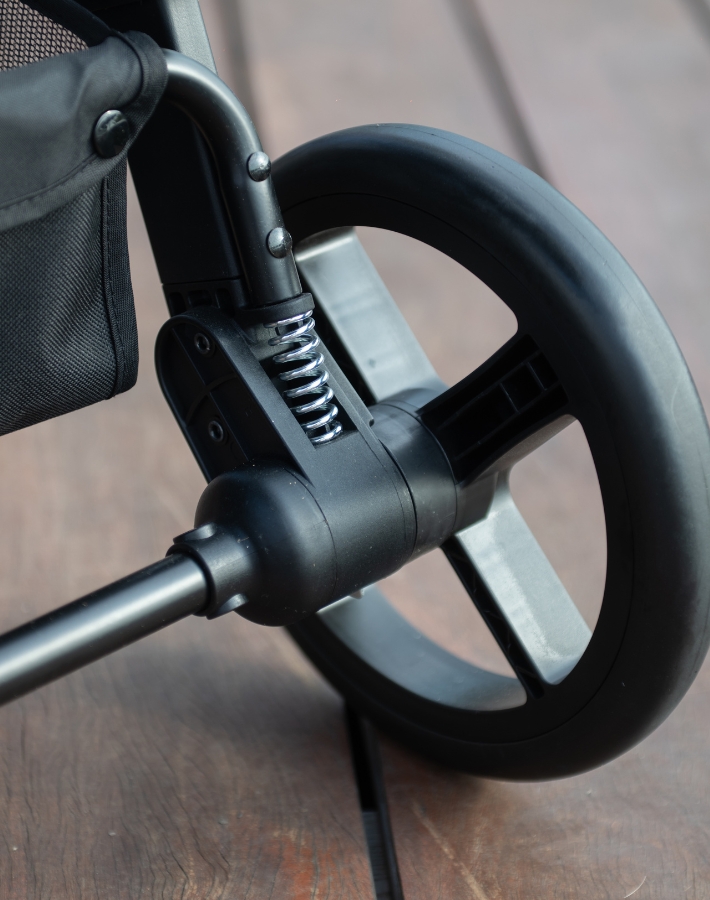 Suspension on both the front and rear wheels provides a smooth and stable ride. Whether on city pavements or uneven paths, your child enjoys maximum comfort.