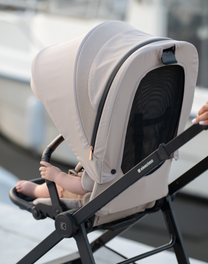 MIA has a canopy with zip-open extension, sun visor and mesh openings on the backrest for extra shade, ventilation and cooler environment during warm days.