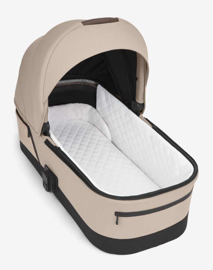 The spacious carrycot provides plenty of room for your newborn, creating a secure and cozy space for rest and comfort while on the go.