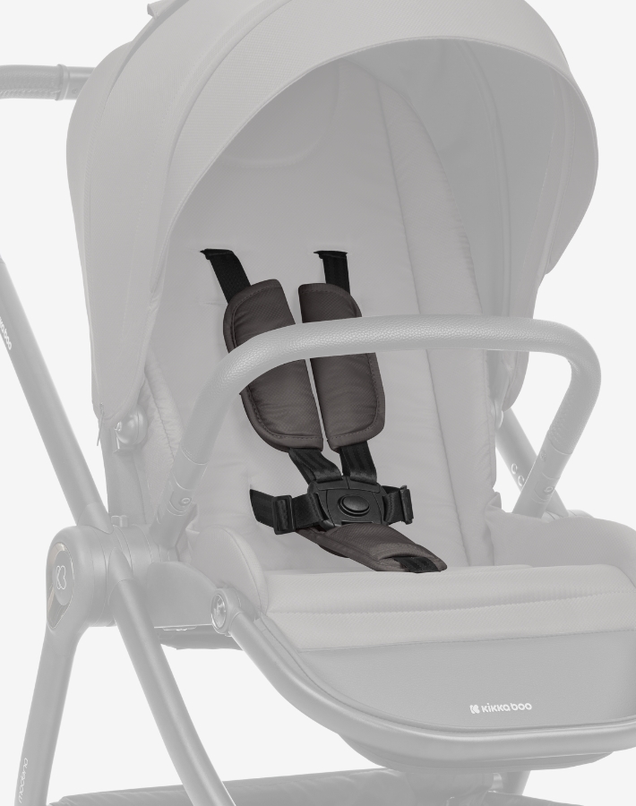 Equipped with a 5-point harness system that includes soft shoulder pads and lower buckle covers to ensure the child is safely secured while providing extra comfort to prevent any irritation during rides.
