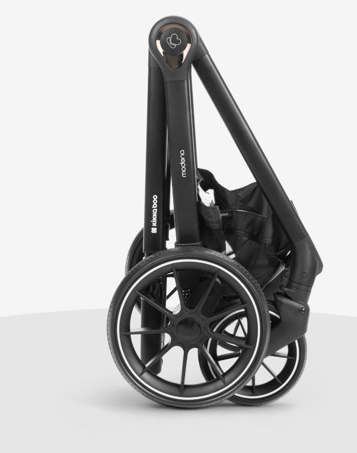 The stroller boasts a lightweight aluminum frame, coupled with a fast and easy folding system. This design not only makes it easy to carry and transport but also simplifies storage, making it an ideal option for active families on the go.