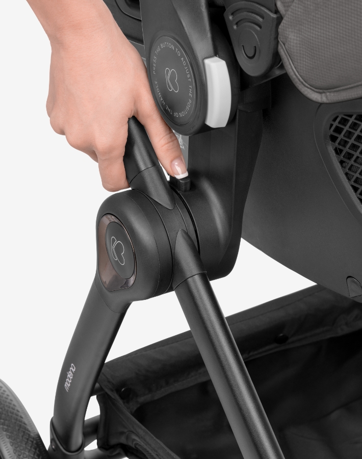 Featuring a seat that can face both rearward and forward, MODENA includes memory buttons for easier release, simplifying the process of changing the seat direction. This allows parents to quickly and easily adjust the stroller as needed to keep their child comfortable and engaged with the environment.