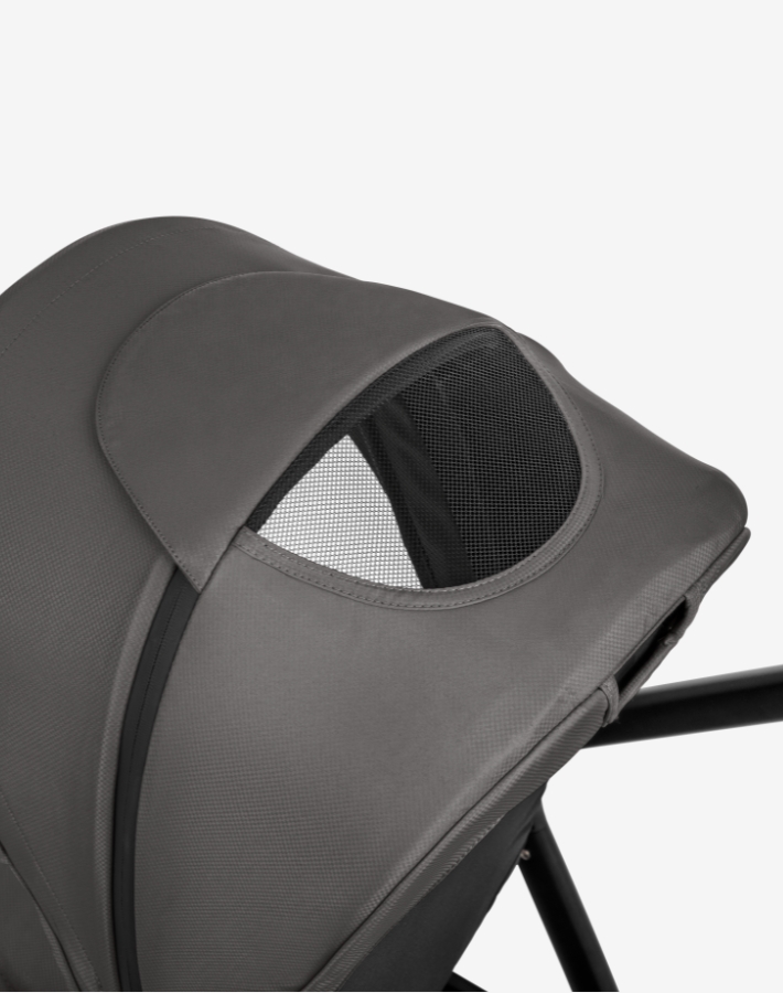 Designed for optimal protection and convenience, the canopy includes a zip-open extension for extra coverage, a built-in sun visor to shield your child’s eyes from bright sunlight, and a window that allows you to keep an eye on your little one while providing ventilation and light.