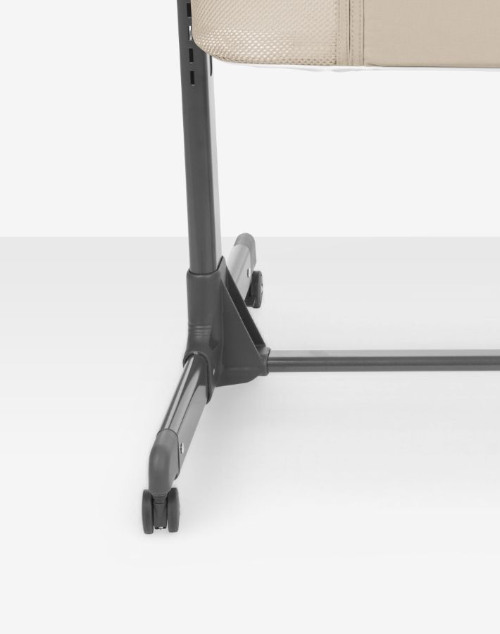 Effortless movement with wheels and secure fixing with brakes.