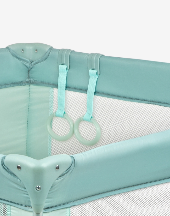 Il box include anelli sospesi, che offrono un elemento divertente e interattivo per il tuo bambino. Questi anelli stimolano l'attività fisica e lo sviluppo delle capacità motorie, man mano che il bambino afferra e allunga la mano.
