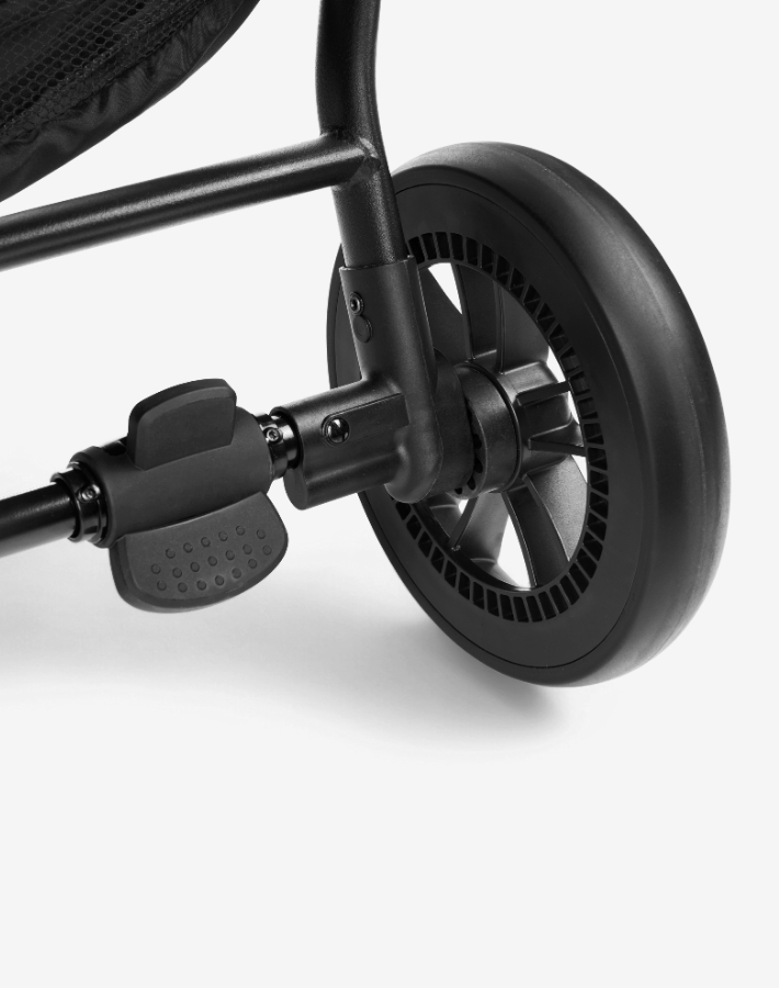 Features a one-touch rear brake system that provides quick and efficient stopping power, enhancing safety when you need to halt the stroller.